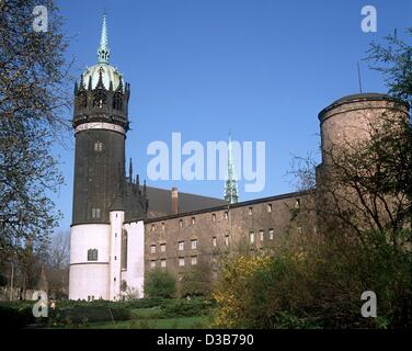 (Dpa file) - Una vista della Schlosskirche (castello chiesa), che è sceso nella storia quando Lutero nel 1517 inchiodato il suo novantacinque tesi alla sua porta, a Wittenberg (Germania, 1990. Insieme con altri luoghi di Lutero di attività la chiesa è stato aggiunto alla lista del Patrimonio Mondiale Unesco nel 1996 Foto Stock