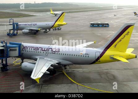 (Dpa) - Aeromobili del bilancio tedesco compagnia aerea Germanwings stand presso l'aeroporto di Colonia/Bonn, Germania, 26 novembre 2002. Un mese dopo il lancio della compagnia aerea a basso costo prevede di offrire un maggior numero di destinazioni. Non ci saranno più voli per Barcellona, Madrid, Roma, e Nizza, troppo. I biglietti costano da 19 E Foto Stock