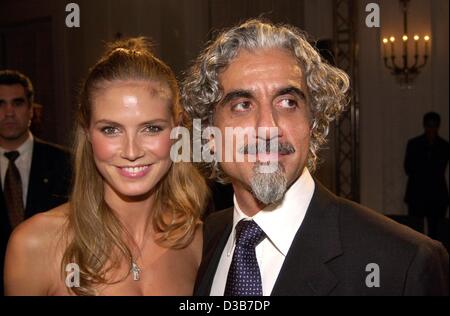 (Dpa file) - Tedesco top model Heidi Klum e il marito, celebrity parrucchiere Ric Pipino, arrivare a un gala di beneficenza a Berlino, 18 ottobre 2001. Dopo cinque anni di matrimonio Klum ha annunciato il 25 novembre 2002 per avere amichevolmente separato dal suo marito. Nato nel 1973 in Bergisch-Gladbach, Germania, Foto Stock