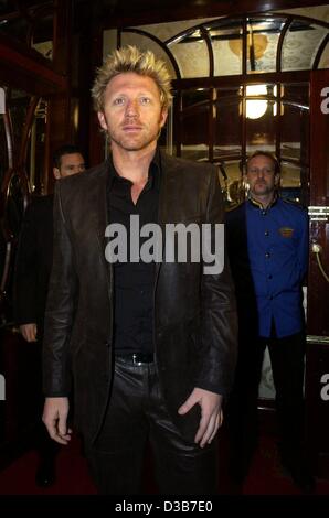 (Dpa) - ex tedesco la stella del tennis Boris Becker arriva presso il suo privato festa di compleanno nel Palazzo ristorante a Francoforte, 22 novembre 2002. Becker ha festeggiato il suo trentacinquesimo compleanno insieme con 200 amici fino a quando la mattina presto. Invitati sono stati amici e familiari, parenti, ex fidanzate Foto Stock