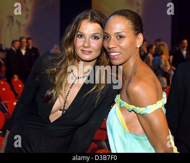 (Dpa) - Tedesco nuotatore Franziska van Almsick (L) e Barbara Becker, ex-moglie del tedesco della stella del tennis, raffigurato all'Bambi award visualizza nell'Estrel Convention Center di Berlino, 21 novembre 2002. Circa mille invitati hanno partecipato alla 54th Bambi entertainment cerimonia di premiazione, che è organizzato da Foto Stock