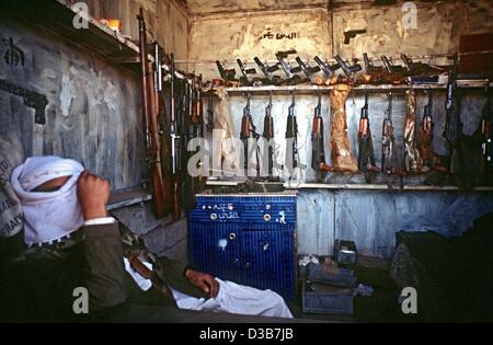 (Dpa) - un braccio operatore copre il suo volto con il traffico illegale di armi negozio in una baracca fatiscente nella regione di Màrib, situato nel bel mezzo del nulla circa 100 km dalla capitale Sanaa, Yemen, settembre 2000. I 18 milioni di abitanti dello Yemen proprio circa 50 milioni di armi da fuoco; le donne e i bambini non incluso, Foto Stock