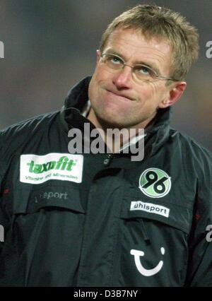 (Dpa) - Hannover allenatore Ralf Rangnick tira una faccia come il suo compagno di squadra manca un obiettivo durante la Bundesliga partita di Calcio Hannover 96 contro Arminia Bielefeld in Hannover, Germania, 14 dicembre 2002. La partita è finita 1-1. Foto Stock