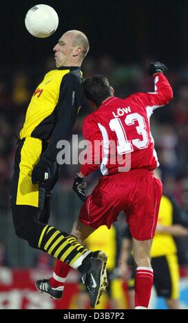 (Dpa) - Dortmund Attaccante ceco Jan KOLLER (L) riproduce una testata prima di Cottbus' centrocampista Zsolt Loew dall'Ungheria possono raggiungere la palla, durante la Bundesliga partita di calcio FC Energie Cottbus contro il Borussia Dortmund a Cottbus, Germania, 14 dicembre 2002. Cottbus fu sconfitto 0-4 (0-1) e rimane a t Foto Stock