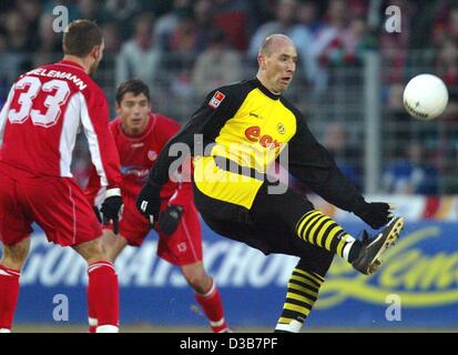 (Dpa) - Dortmund avanti ceco Jan KOLLER anteriore (R) calci la palla mentre i giocatori di Cottbus Ronny Thielemann (L) e Zsolt Loew dall'Ungheria (retro) a guardare, durante la Bundesliga partita di calcio FC Energie Cottbus contro il Borussia Dortmund a Cottbus, Germania, 14 dicembre 2002. Cottbus fu sconfitto 0-4 Foto Stock