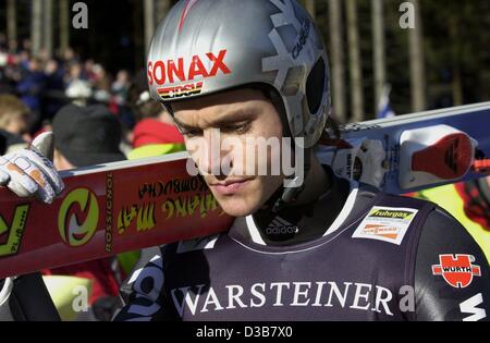 (Dpa) - Tedesco ponticello sci Sven Hannawald guarda deluso dopo la rifinitura solo 17 presso la coppa del mondo di salto con gli sci evento a Titisee-Neustadt nella Foresta Nera, Germania, 12 dicembre 2002. Foto Stock