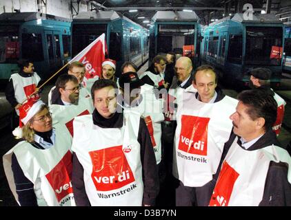 (Dpa) - Membri del servizio tedesco unione Ver.di bloccare il trasporto pubblico magazzino di Francoforte, 16 dicembre 2002. Due giorni prima di un nuovo round di negoziati start il sindacato Ver.di chiamati per brevi colpi di avvertimento e portato il trasporto pubblico a Francoforte per una ripartizione. Metropolitane, BU Foto Stock