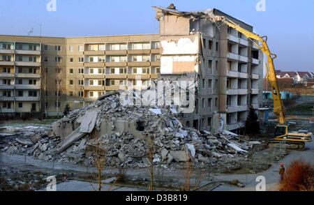 (Dpa) - 'Plattenbau' aree di alloggiamento (industrialmente modello prefabbricate Edifici) che sono state erette durante i tempi della ex RDT sono abbattute a Halberstadt, Germania orientale, 10 dicembre 2002. Alcuni 200.000 appartamenti sono vacante nello Stato di Sassonia Anhalt, che è 15 percento del totale. Foto Stock
