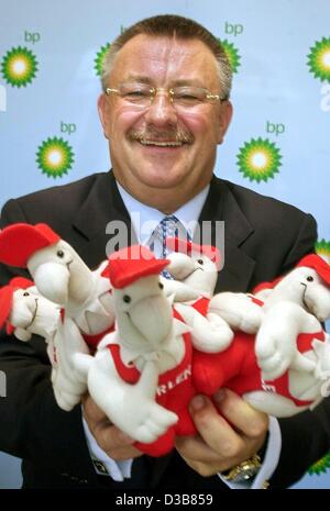 (Dpa) - Zbigniew Wrobel, capo della polacca del gruppo petrolchimico PKN Orlen è in posa con alcune mascotte della sua azienda, Amburgo, 11 dicembre 2002. In 2003, il rosso Orlen logo con la testa di aquila sostituirà l'Aral blu e verde logo bp a 500 stazioni di servizio in Germania. Polsky Koncern Nafto Foto Stock