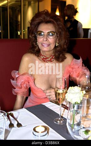 L'Italiano attrice Sophia Loren celebra la prima notte del musical di Broadway "Titanic" che viene mostrato al "Neue Flora " teatro ad Amburgo, in data 8 dicembre 2002. Foto Stock