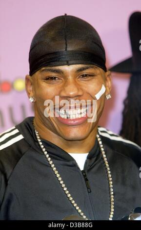 La star del rap Nelly travi in per le telecamere dopo il 'Billboard Awards' cerimonia che si terrà a Las Vegas il 9 dicembre 2002. Nelly ha ricevuto sei riconoscimenti. Foto Stock