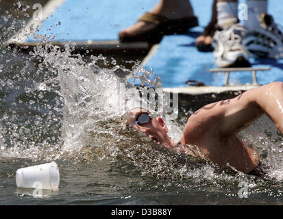 (Dpa) - German open water nuotatore Thomas Lurz nuota da un punto di viveri durante i dieci chilometri di acqua aperta gara al Campionati del Mondo di nuoto FINA a Montreal, Canada, 20 luglio 2005. Ha terminato al secondo posto e ha vinto la sua seconda medaglia dopo il suo titolo di oltre 5 chilometri. Foto Stock