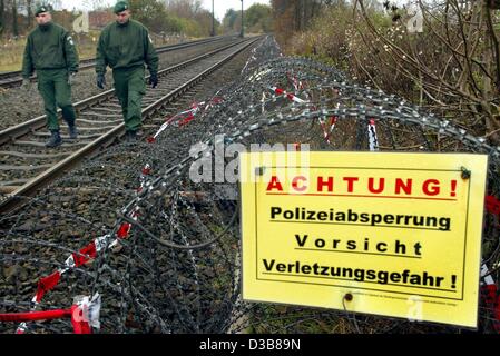 (Dpa) - due poliziotti stanno controllando le rotaie nei pressi di Dannenberg, Germania, 12 novembre 2002. La sesta e finora più grande spedizione di rifiuti nucleari dall'impianto di ritrattamento di La Hague, Francia, ad interim storage facility in Gorleben, Germania, è atteso ad arrivare il 13 novembre. Come con la per Foto Stock