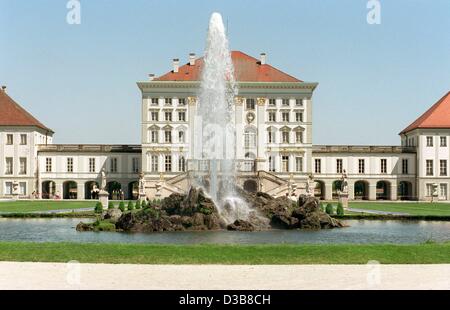 (Dpa file) - Una vista del castello di Nymphenburg a Monaco di Baviera, 15 maggio 1998. La costruzione del castello di Nymphenburg iniziato nel XVII secolo e fu la residenza estiva dei sovrani di Baviera. Foto Stock