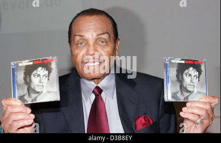 (Dpa) - Il padre di icona musica Michael Jackson, Joseph Jackson, presenta il suo figlio del nuovo album durante una conferenza stampa presso l'Estrel Hotel in Berlino, Germania, mercoledì 20 luglio 2005. Joseph Jackson piani per festeggiare il suo 76° compleanno presso l'Estrel Hotel il 22 luglio 2005. Nel frattempo le celebrazioni Foto Stock