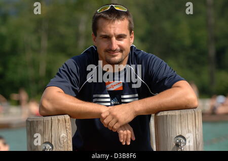 (Dpa) - Tedesco luger pro Georg Hackl sorrisi per i giornalisti in Bischofswiesen, Germania, 15 luglio 2005. Ci si aspetta che Hackl lasceranno il luger sport dopo la sua sesta in occasione dei Giochi Olimpici di Torino 2006. Hackl è il solo singole luger a vincere tre consecutivi medaglie d'oro (1992, 1994 e 199 Foto Stock