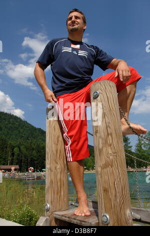 (Dpa) - Tedesco luger pro Georg Hackl sorrisi per i giornalisti in Bischofswiesen, Germania, 15 luglio 2005. Ci si aspetta che Hackl lasceranno il luger sport dopo la sua sesta in occasione dei Giochi Olimpici di Torino 2006. Hackl è il solo singole luger a vincere tre consecutivi medaglie d'oro (1992, 1994 e 199 Foto Stock