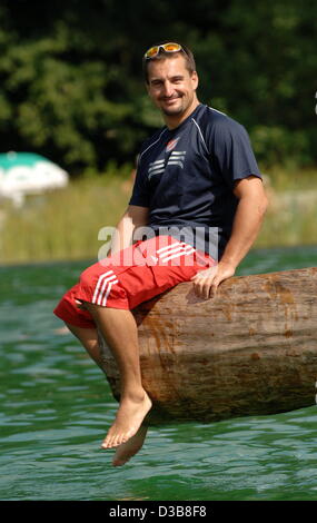 (Dpa) - Tedesco luger pro Georg Hackl sorrisi per i giornalisti in Bischofswiesen, Germania, 15 luglio 2005. Ci si aspetta che Hackl lasceranno il luger sport dopo la sua sesta in occasione dei Giochi Olimpici di Torino 2006. Hackl è il solo singole luger a vincere tre consecutivi medaglie d'oro (1992, 1994 e 199 Foto Stock
