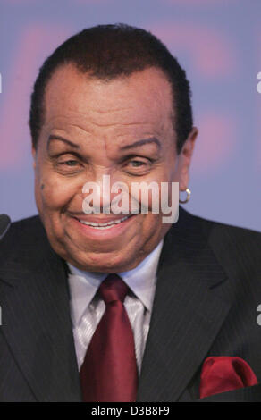 (Dpa) - Il padre di icona musica Michael Jackson, Joseph Jackson, sorrisi durante una conferenza stampa presso l'Estrel Hotel in Berlino, Germania, mercoledì 20 luglio 2005. Joseph Jackson piani per festeggiare il suo 76° compleanno presso l'Estrel Hotel il 22 luglio 2005. Nel frattempo le celebrazioni deve essere una festa per Foto Stock