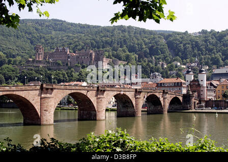 (Dpa) - l'immagine datata 14 luglio 2005 mostra una vista del fiume Neckar ponte di Heidelberg, Germania. Come UNESCO esperti ha raccomandato di giovedì, 14 luglio 2005 durante la riunione della commissione, tenutasi a Durban, Sudafrica, Germanic-Rhaetian il muro di cinta Limes è stata inclusa nel patrimonio culturale del mondo L Foto Stock