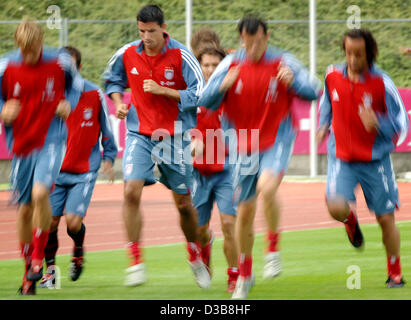 (Dpa) - del Bayern Monaco in avanti olandese Roy Makaay (terza da L) e i suoi compagni di squadra condurre una luce esecuzione di esercizio fisico durante una sessione di prove libere della Bundesliga club di calcio FC Bayern Monaco di Baviera a Bonn in Germania, martedì, 19 luglio 2005. Makaay punta a vincere la Champions League in vista della prossima stagione. Il ge Foto Stock