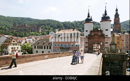 (Dpa) - l'immagine datata 14 luglio 2005 mostra una vista del vecchio ponte di Heidelberg, Germania. Come UNESCO esperti ha raccomandato di giovedì, 14 luglio 2005 durante la riunione della commissione, tenutasi a Durban, Sudafrica, Germanic-Rhaetian il muro di cinta Limes è stata inclusa nel patrimonio culturale del mondo elenco Foto Stock