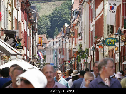 (Dpa) - l'immagine datata 14 luglio 2005 mostra una vista di una strada per lo shopping nella città vecchia di Heidelberg, Germania. Come UNESCO esperti ha raccomandato di giovedì, 14 luglio 2005 durante la riunione della commissione, tenutasi a Durban, Sud Africa, Germanic-Rhaetian muro di cinta Limes è stata inclusa nel mondo Cu Foto Stock