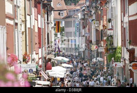 (Dpa) - l'immagine datata 14 luglio 2005 mostra una vista di una strada per lo shopping nella città vecchia di Heidelberg, Germania. Come UNESCO esperti ha raccomandato di giovedì, 14 luglio 2005 durante la riunione della commissione, tenutasi a Durban, Sud Africa, Germanic-Rhaetian muro di cinta Limes è stata inclusa nel mondo Cu Foto Stock