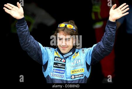 (Dpa) - Spagnolo pilota di Formula Uno della Renault Fernando Alonso saluta gli spettatori dopo la sessione di qualifiche sul circuito di Silverstone, UK, Sabato, 09 luglio 2005. Il British Grand Prix si svolgerà sul circuito di Silverstone domenica 10 luglio. Alonso cadenzato il miglior tempo in qualifica Foto Stock