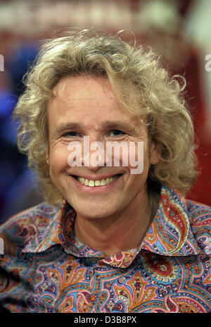 (Dpa) - TV tedesca host Thomas Gottschalk sorrisi durante la registrazione del suo show televisivo "Gottschalk & Friends' a Colonia, Germania, 05 luglio 2005. Per otto 55 minuti episodi, il presentatore invita celebrità internazionali come pure gli amici e i parenti del suo per discutere i Preferiti personali, highli Foto Stock