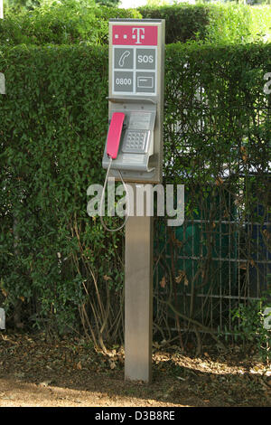(Dpa) - l'immagine, datata 30 giugno 2005, mostra un pubblico cabina telefonica fornita da comunicazione tedesco compagnia Telekom in Frankfurt Main, Germania. Foto Stock
