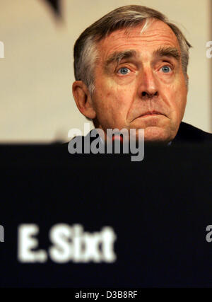 (Dpa) - Il CEO di Sixt AG, Erich Sixt, segue la riunione generale a Monaco di Baviera, Germania, il 14 luglio 2005. In Germania il più grande autonoleggio gruppo non è disposto a porre gli stipendi dei suoi dirigenti e di vigilanza. Gli azionisti devono votare su un'applicazione concordanti. Le società quotate sono Foto Stock