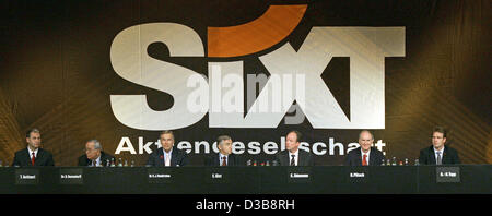 (Dpa) - membri del comitato esecutivo e comitati consultivi di Sixt AG sedersi sotto un sovradimensionare il logo del gruppo durante la riunione generale a Monaco di Baviera, Germania, giovedì 14 luglio 2005. In Germania il più grande autonoleggio gruppo non è disposto a porre gli stipendi dei suoi dirigenti e di vigilanza. Il CSA Foto Stock