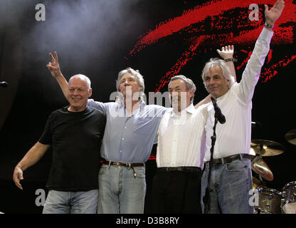 (Dpa) - Dave Gilmour, Roger Waters, Nick Mason e Richard Wrigth (da L a R) di Pink Floyd eseguire sul palco durante il Live 8 in concerto a Londra, 02 luglio 2005. Foto Stock