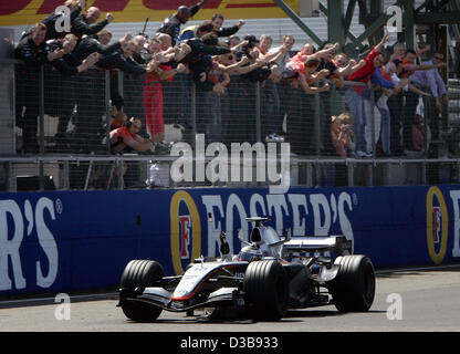 Columbian pilota di Formula Uno Juan Pablo Montoya della McLaren Mercedes passa la parte anteriore della meccanica dopo la linea del traguardo durante la British Formula One Grand Prix in pista a Silverstone, Inghilterra, Domenica, 10 luglio 2005. Ha vinto la gara. Foto Stock