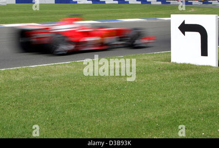 (Dpa) - Tedesco pilota di Formula Uno Michael Schumacher della Ferrari è raffigurato in azione durante la sessione di prove libere sul circuito di Silverstone. Regno Unito, Sabato, 09 luglio 2005. Il British Grand Prix si svolgerà sul circuito di Silverstone domenica 10 luglio. Schumacher cadenzato il settimo miglior tempo a t Foto Stock