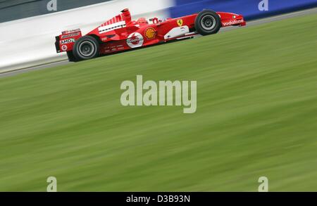 (Dpa) - Tedesco pilota di Formula Uno Michael Schumacher della Ferrari è raffigurato in azione durante la sessione di prove libere sul circuito di Silverstone. Regno Unito, Sabato, 09 luglio 2005. Il British Grand Prix si svolgerà sul circuito di Silverstone domenica 10 luglio. Schumacher cadenzato il settimo miglior tempo a t Foto Stock