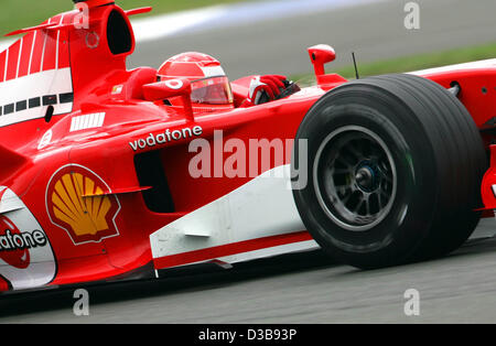 (Dpa) - Tedesco pilota di Formula Uno Michael Schumacher della Ferrari è raffigurato in azione durante la sessione di prove libere sul circuito di Silverstone, UK, Sabato, 09 luglio 2005. Il British Grand Prix si svolgerà sul circuito di Silverstone domenica 10 luglio. Schumacher cadenzato il settimo miglior tempo a t Foto Stock