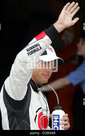 (Dpa) - British driver di Formula Uno Jenson Button della Bar Honda saluta gli spettatori dopo la sessione di qualifiche sul circuito di Silverstone, UK, Sabato, 09 luglio 2005. Il British Grand Prix si svolgerà sul circuito di Silverstone domenica 10 luglio. Pulsante temporizzato il terzo miglior tempo a qualifyi Foto Stock