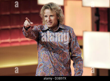 (Dpa) - TV tedesca host Thomas Gottschalk gesti durante la registrazione del suo show televisivo "Gottschalk & Friends' a Colonia, Germania, 05 luglio 2005. Per otto 55 minuti episodi, il presentatore invita celebrità come pure gli amici e i parenti del suo per discutere i Preferiti personali, evidenzia e fai Foto Stock