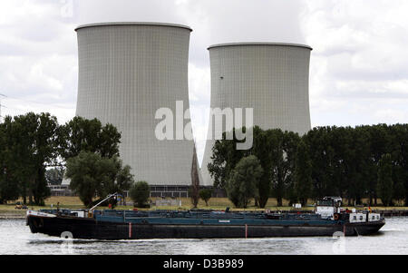 (Dpa) - Un fiume nave da carico sul fiume Reno passa della centrale nucleare di Biblis, Repubblica federale di Germania, 05 luglio 2005. Attualmente per motivi sconosciuti, di notte una nave entra in collisione con il sistema di raffreddamento della parete e danneggiato. Dopo il recupero, il cargo carico di 1.500 TSL di ghiaia è stata in grado di continuare la strada Foto Stock