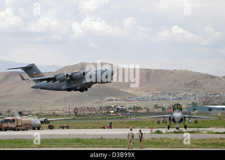 (Dpa) - un aereo militare decolla dall'aeroporto internazionale di Kabul, Afghanistan, 15 giugno 2005. Le forze armate tedesche è stata coinvolta in Afghanistan dal gennaio 2002 in linea con la distribuzione della forza internazionale di assistenza alla sicurezza (ISAF). Foto Stock