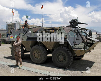 (Dpa file) - l'immagine, datata 15 giugno 2004, mostra un "Fuchs' serbatoio della Bundeswehr tedesca il tedesco bivouak "Camp" di magazzino a Kabul, Afghanistan. Nell'ambito della Forza internazionale di assistenza alla sicurezza (ISAF), le forze armate tedesche è stata basata in Afghanistan dal gennaio 2002. Foto Stock