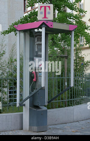 (Dpa) - l'immagine, datata 30 giugno 2005, illustra un telefono pubblico stand in Frankfurt Main, Germania. Foto Stock