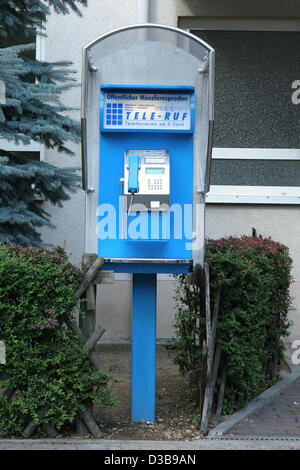 (Dpa) - l'immagine, datata 30 giugno 2005, mostra un pubblico cabina telefonica fornito dal tedesco Società di comunicazione Tele Ruf a Francoforte sul Meno, Germania. Foto Stock