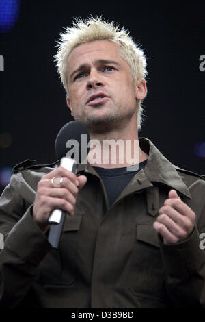 (Dpa) - Noi attore Brad Pitt fa un'apparizione a sorpresa sul palco durante il Live 8 in concerto a Londra, sabato 02 luglio 2005. Più di 200.000 tifosi stipati in parco chiuso per la prima volta nella sua storia, di supporto supporto il tema 'make la storia di povertà" in vista del G 8 vertice di Gleneagle Foto Stock