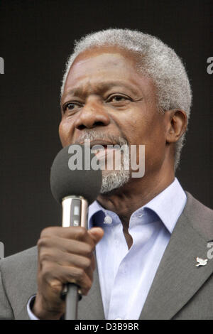(Dpa) - Il Segretario Generale delle Nazioni Unite Kofi Annan sul palco durante il Live 8 in concerto a Londra, 02 luglio 2005. Foto Stock