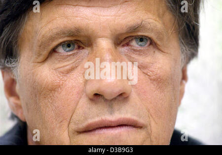 La foto mostra Ulrich Maurer durante una conferenza stampa del "elezione alternativa Justness sociale' (WASG) a Stoccarda, Germania, venerdì 01 luglio 2005. Come annunciato, l'ex membro e Presidente del tedesco Socialdemocratic Party (SPD) nel Baden-Wuerttemberg unita la sinistra parte su ve Foto Stock