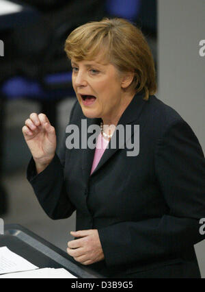 (Dpa) - La presidentessa del partito conservatore (CDU) Angela Merkel dà un discorso al Bundestag tedesco a Berlino, venerdì 1 luglio 2005. Poco prima che il capo dello stato tedesco aveva chiesto il voto di fiducia al fine di ottenere elezioni anticipate. Come era sua intenzione, socialdemocratico Schroede Foto Stock