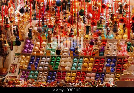 (Dpa) - le decorazioni di Natale sono in mostra in una gabbia sul famoso 'Christkindlesmarkt' (mercatino di Natale) a Norimberga, Germania, 3 dicembre 2002. Circa due milioni di visitatori sono attesi di quest'anno a venire a Norimberga, che ha uno dei la più lunga tradizione dei mercatini di Natale in Germania. Foto Stock